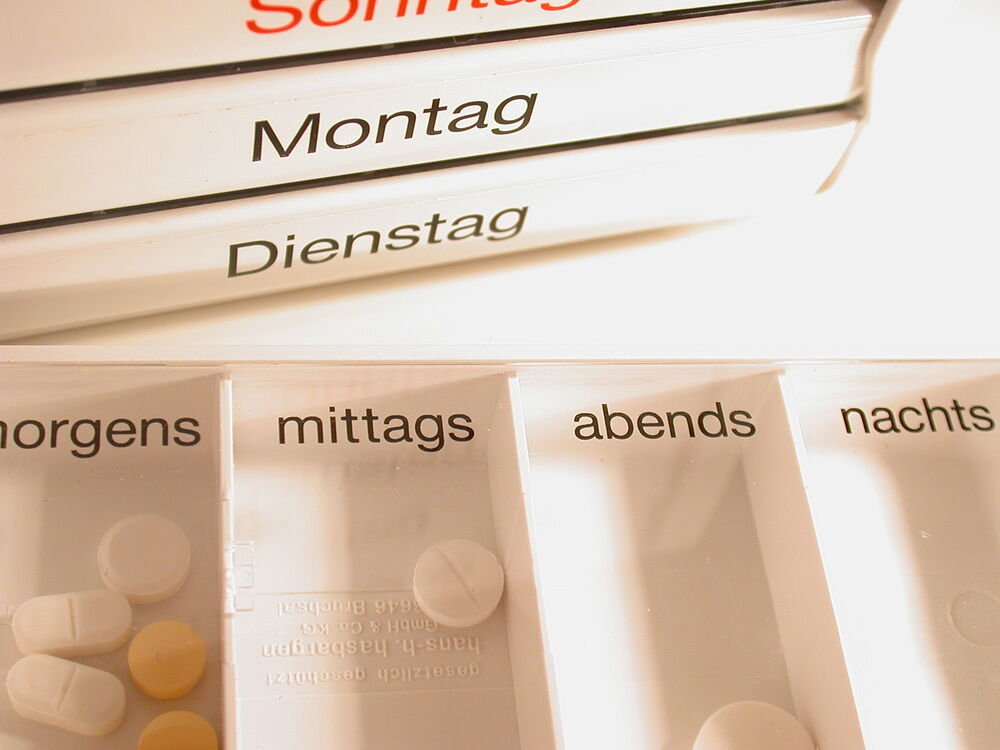 Tablettenbox mit Fächern für Wochentage und Tageszeiten